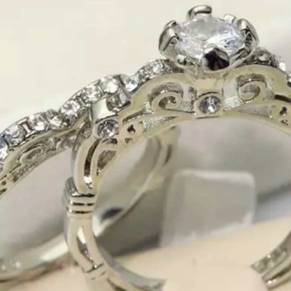 Beautiful ornate wedding set - Picture 1 of 4